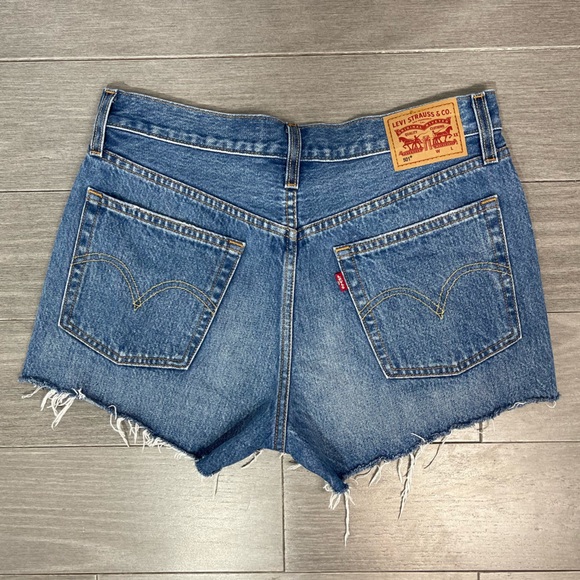 Levi’s Iconic 501 Denim Jean Short Button Fly Medium Wash Size 27 - Picture 4 of 15